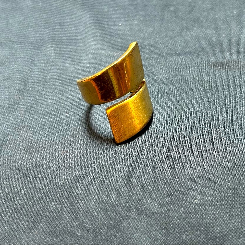 💍Gold tone ring size 8